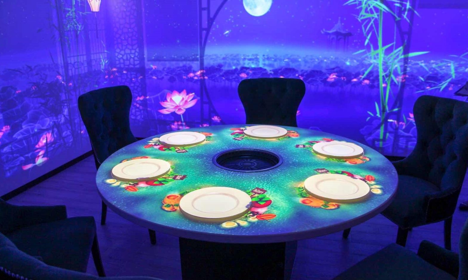 Photo du vidéomapping sur la table de l'auberge du zoo à Mulhouse